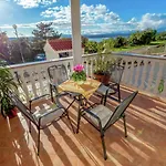 In By The Seafront Apartman *
