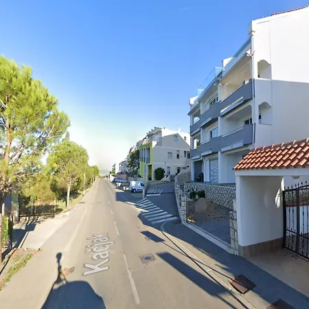 In By The Seafront Apartman *