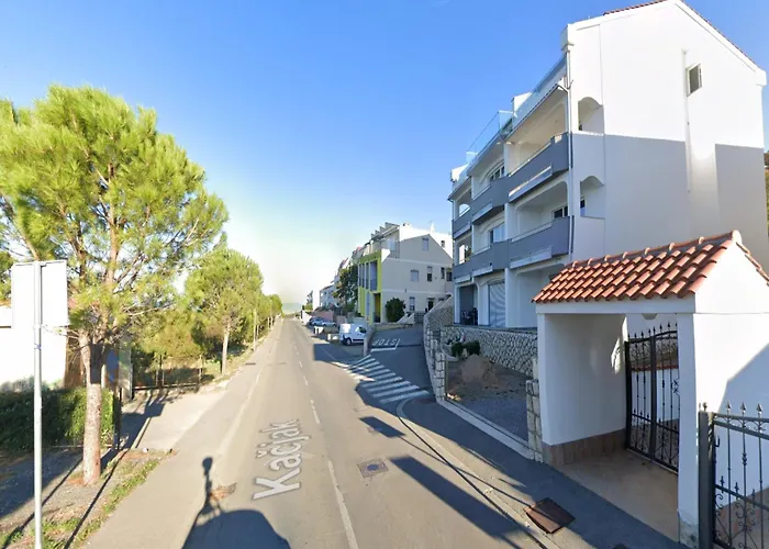 In By The Seafront Apartman *